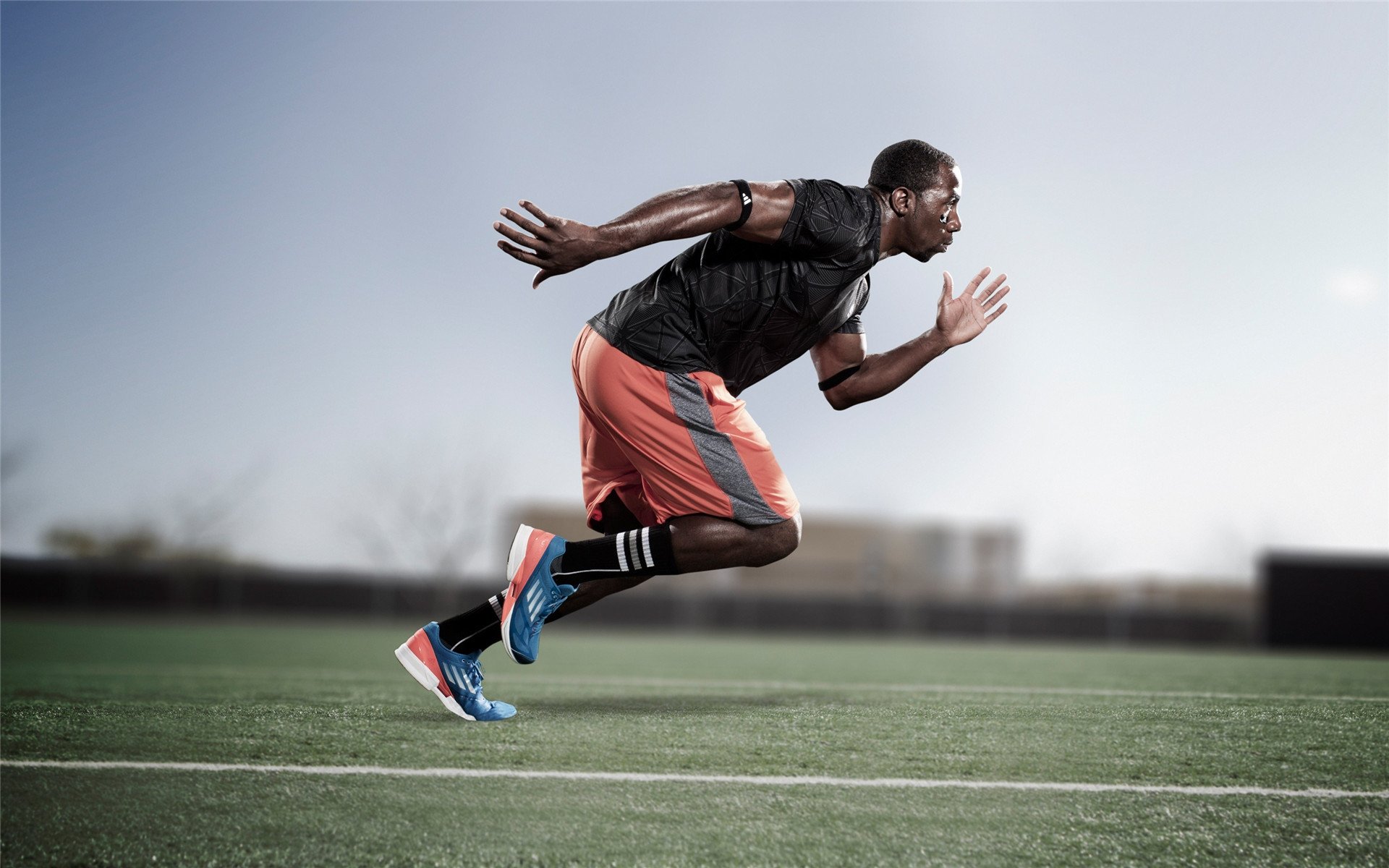 球员在欧冠赛场上凭借团队配合体现绝佳默契，欧冠人员