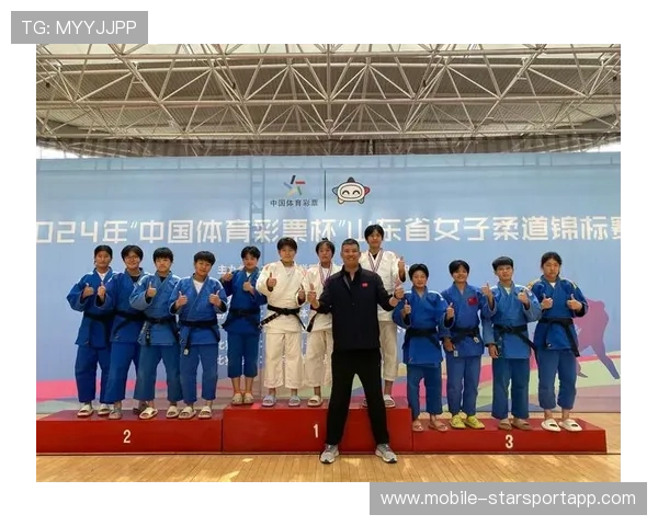 柔道队进行多组实战练习，整体状态稳定